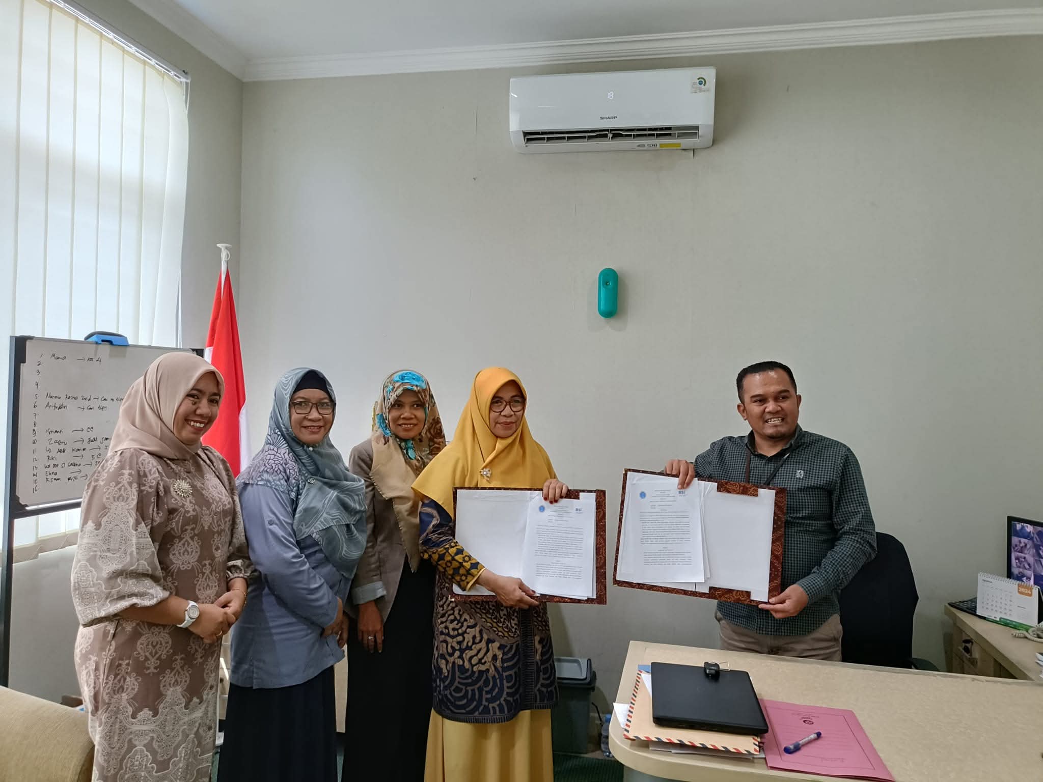 Penandatanganan MoU antara Fakultas Ekonomi dengan Bank Syariah Mandiri Cabang Baubau.