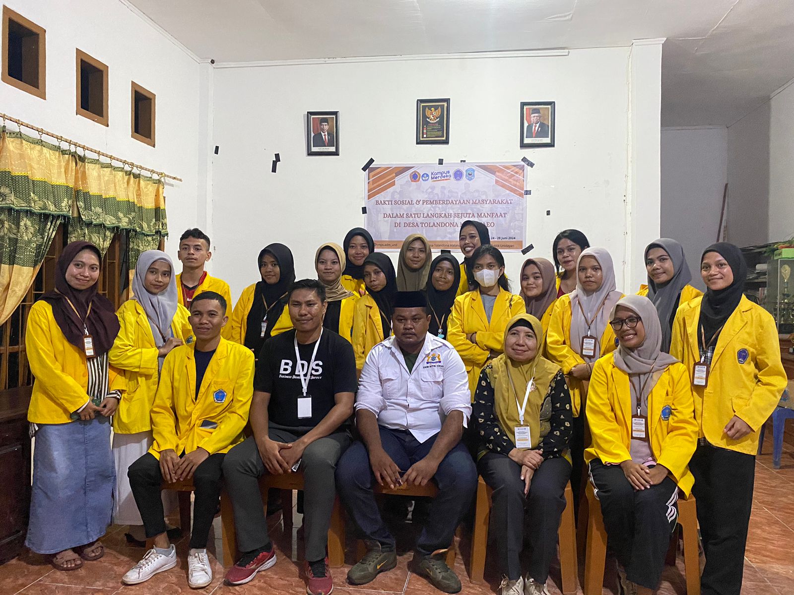 PELEPASAN KEGIATAN PENGABDIAN MASYARAKAT DAN BAKTI SOSIAL HMPS ILMU ADMINISTRASI NEGARA OLEH KEPALA DESA TOLANDONA MATANAEO DALAM HAL INI DIWAKILI OLEH SEKRETARIS DESA