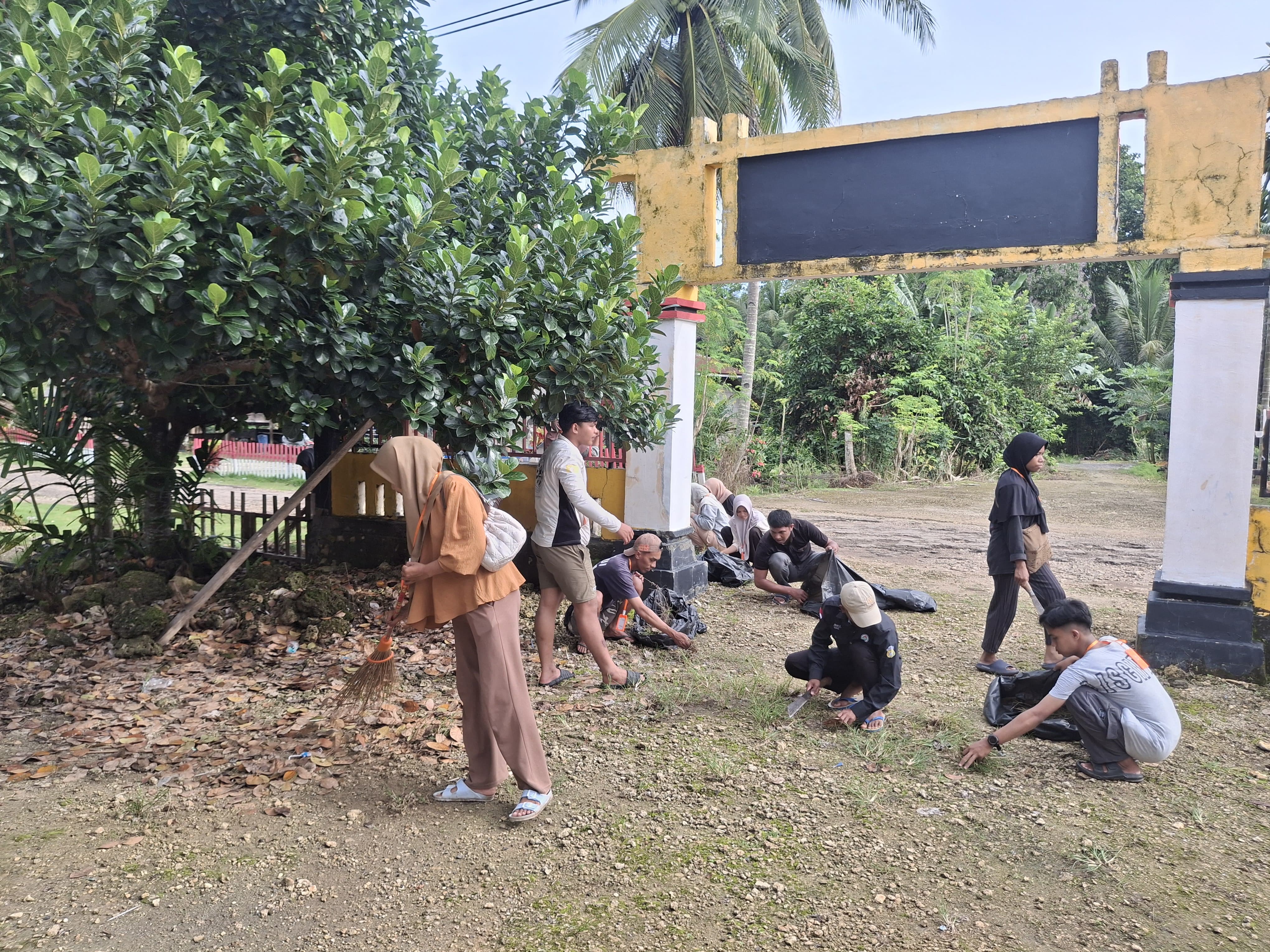 HMPS Ilmu Administrasi Negara Lakukan Kerja Bakti di Desa Umalaoge