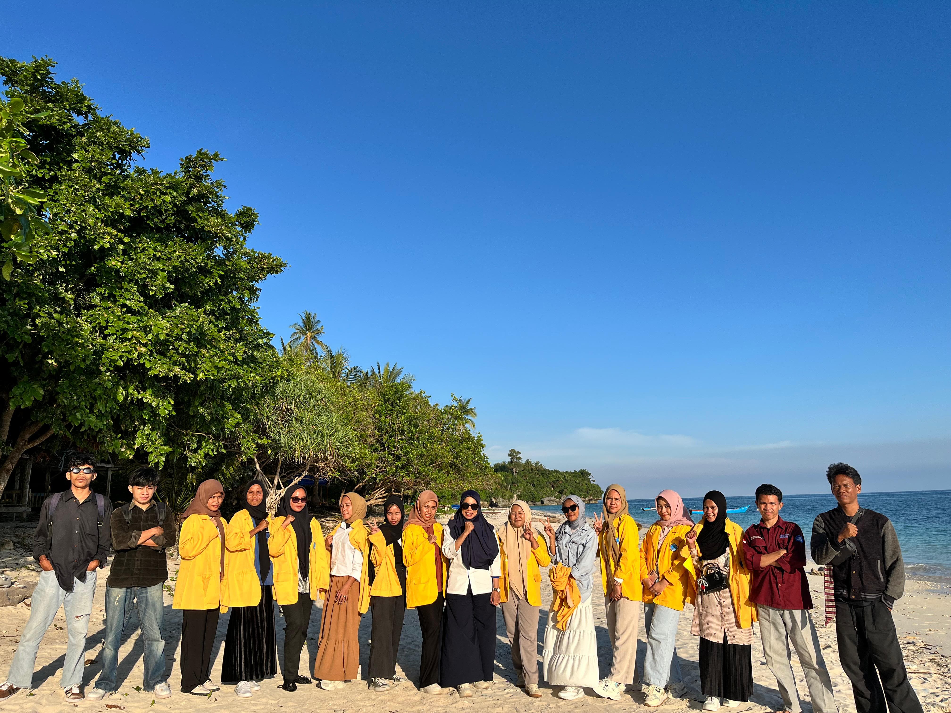 Kuliah Luar Ruangan Di Pantai Jodoh Desa Bola