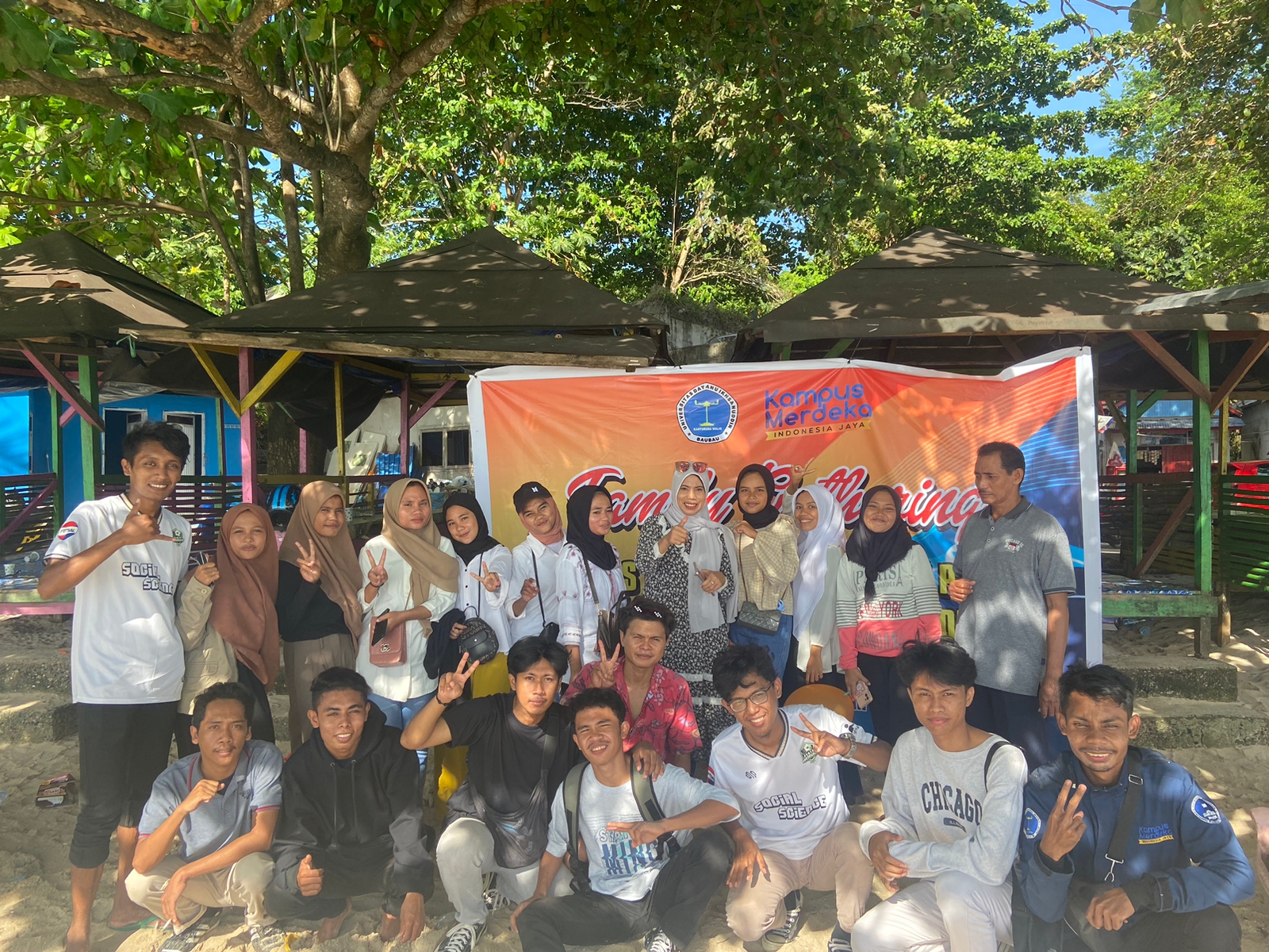 FISIP Unidayan Gelar Family Gathering di Pantai Nirwana