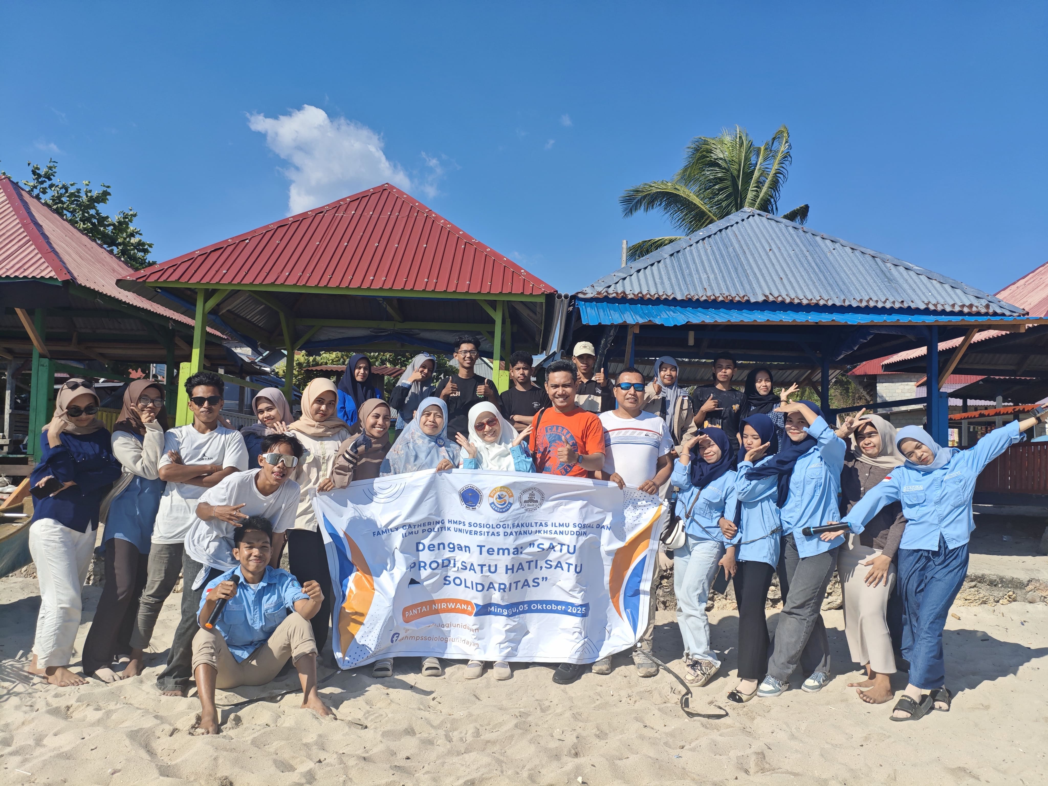 HMPS Sosiologi Unidayan Gelar Family Gathering di Pantai Nirwana