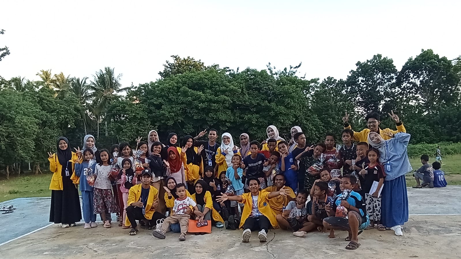 Mahasiswa Program Studi Sosiologi Universitas Dayanu Ikhsanuddin Gelar Lomba Bola Gotong di Desa Wolowa