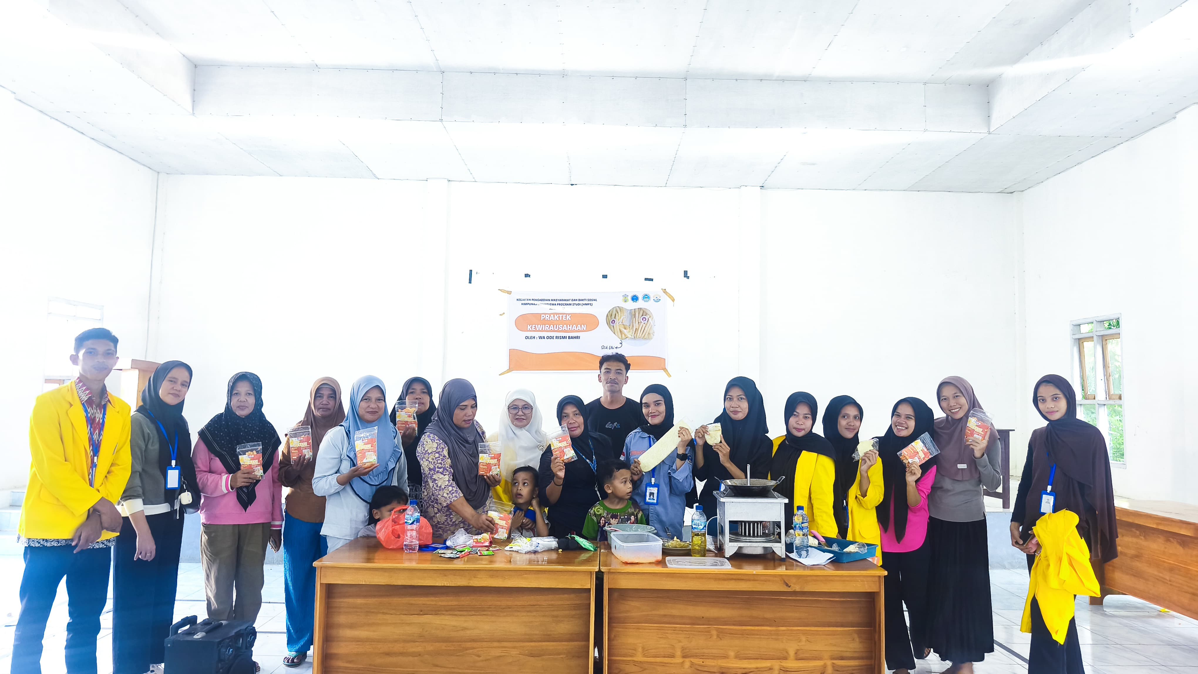 Mahasiswa Program Studi Sosiologi Universitas Dayanu Ikhsanuddin Laksanakan Kegiatan KWR (Kewirausahaan) di Desa Wolowa