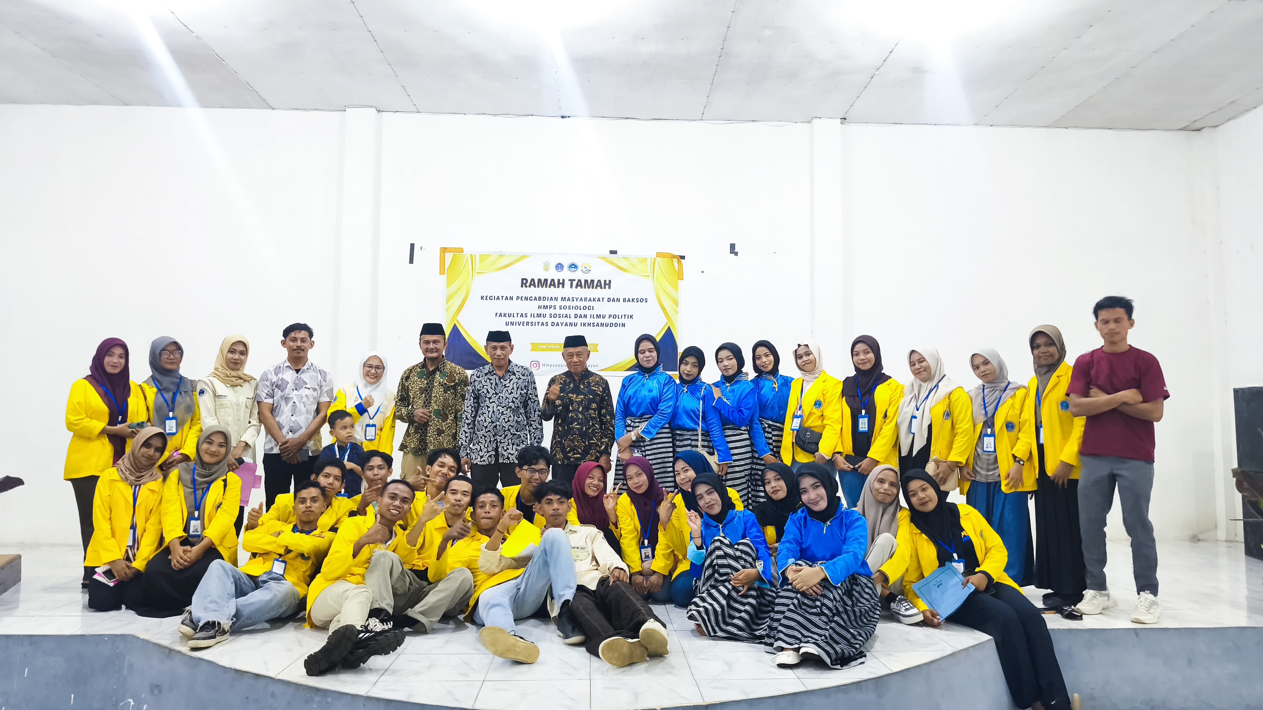 Mahasiswa Program Studi Sosiologi Universitas Dayanu Ikhsanuddin Gelar Malam Ramah Tamah sebagai Penutup Bakti Sosial di Desa Wolowa