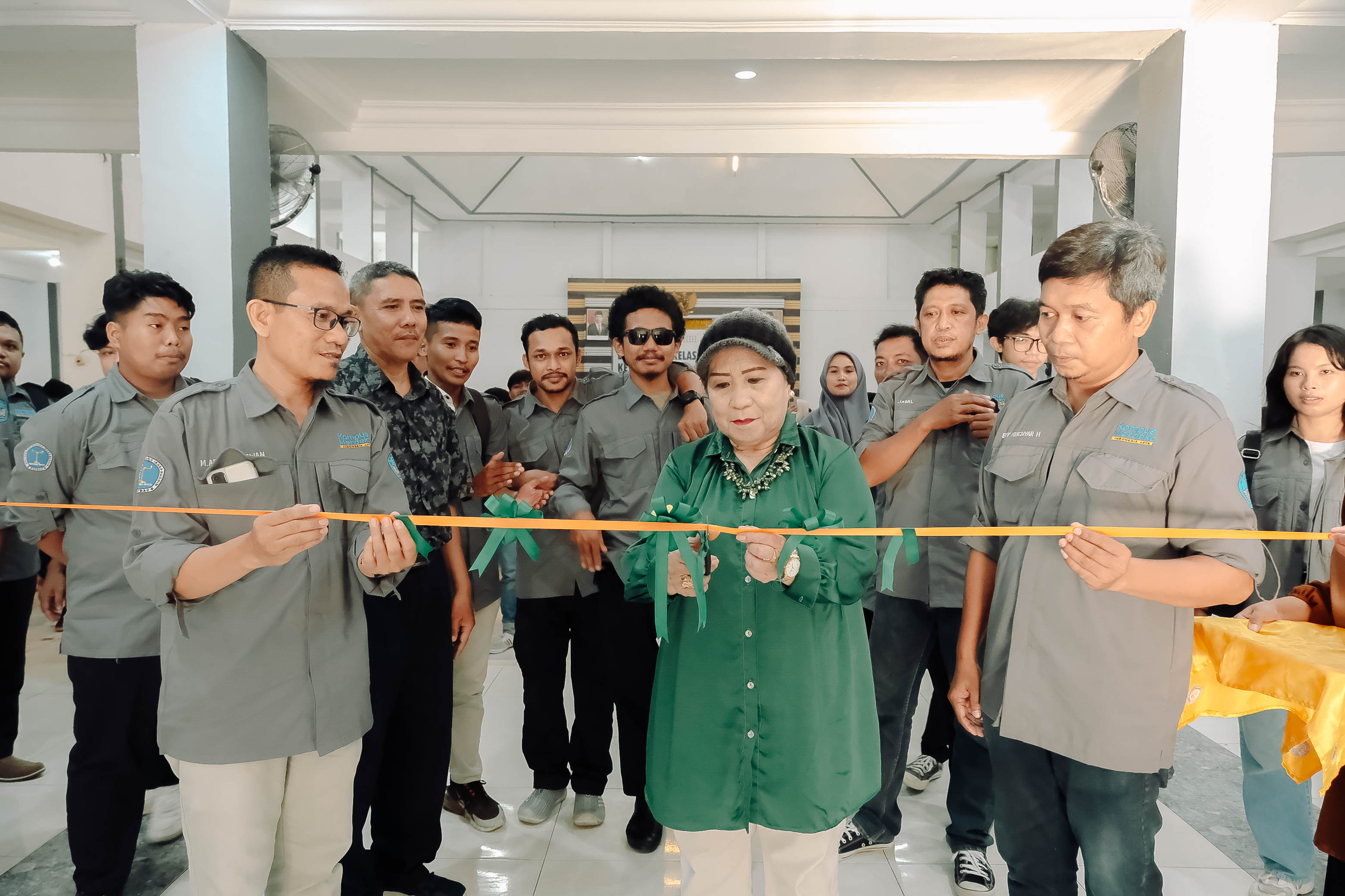 DARI RUANG KELAS KE RUANG KERJA!!  MELATIH MAHASISWA TEKNIK INFORMATIKA MENGHADAPI DUNIA PEKERJAAN