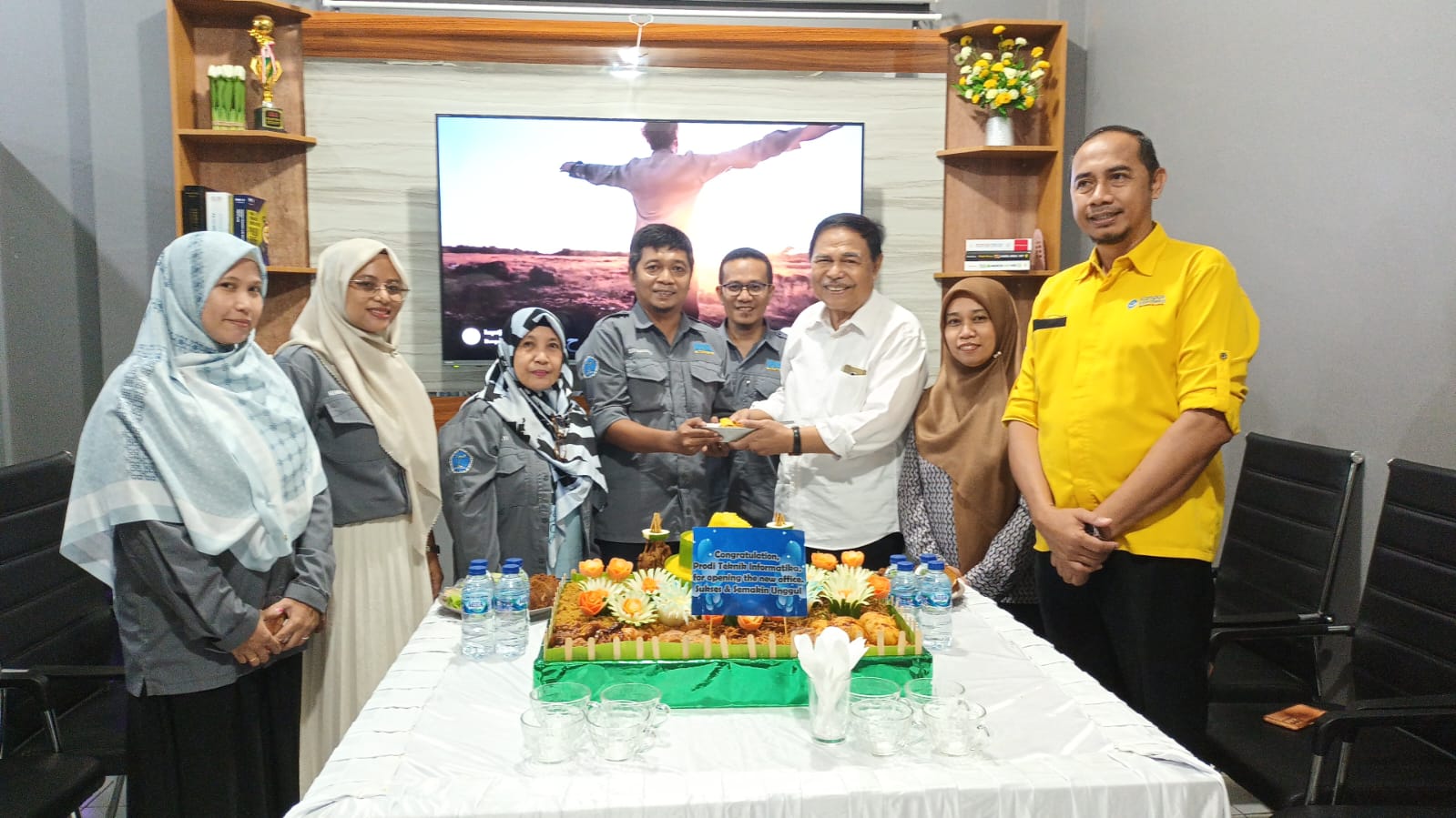 PERESMIAN RUANG PRODI BARU TEKNIK INFORMATIKA DI BUKA DENGAN PEMOTONGAN TUMPENG OLEH REKTOR UNIDAYAN BAPAK Ir. H. SJAMSUL QAMAR, M.T., IPU.