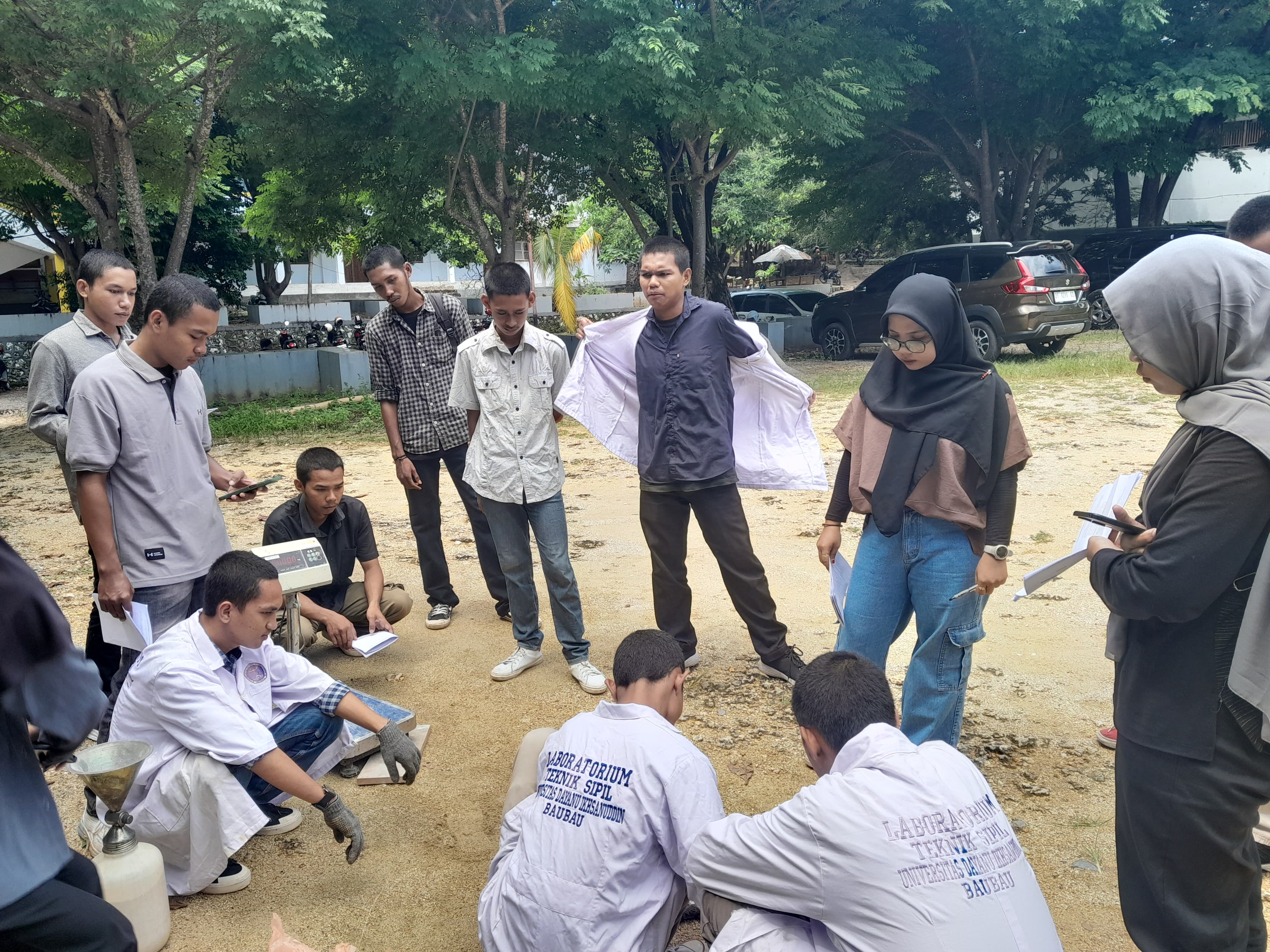 MAHASISWA TEKNIK SIPIL KULIAH DI LAPANGAN DENGAN MATERI PRAKTEK SANDCOME PENGUJIAN KEPADATAN TANAH