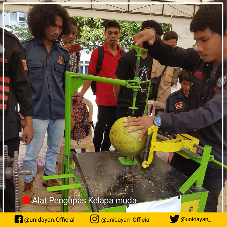 MAHASISWA TEKNIK MESIN UNIDAYAN CIPTAKAN TEKNOLOGI TEPAT GUNA ALAT PENGUPAS KELAPA MUDA