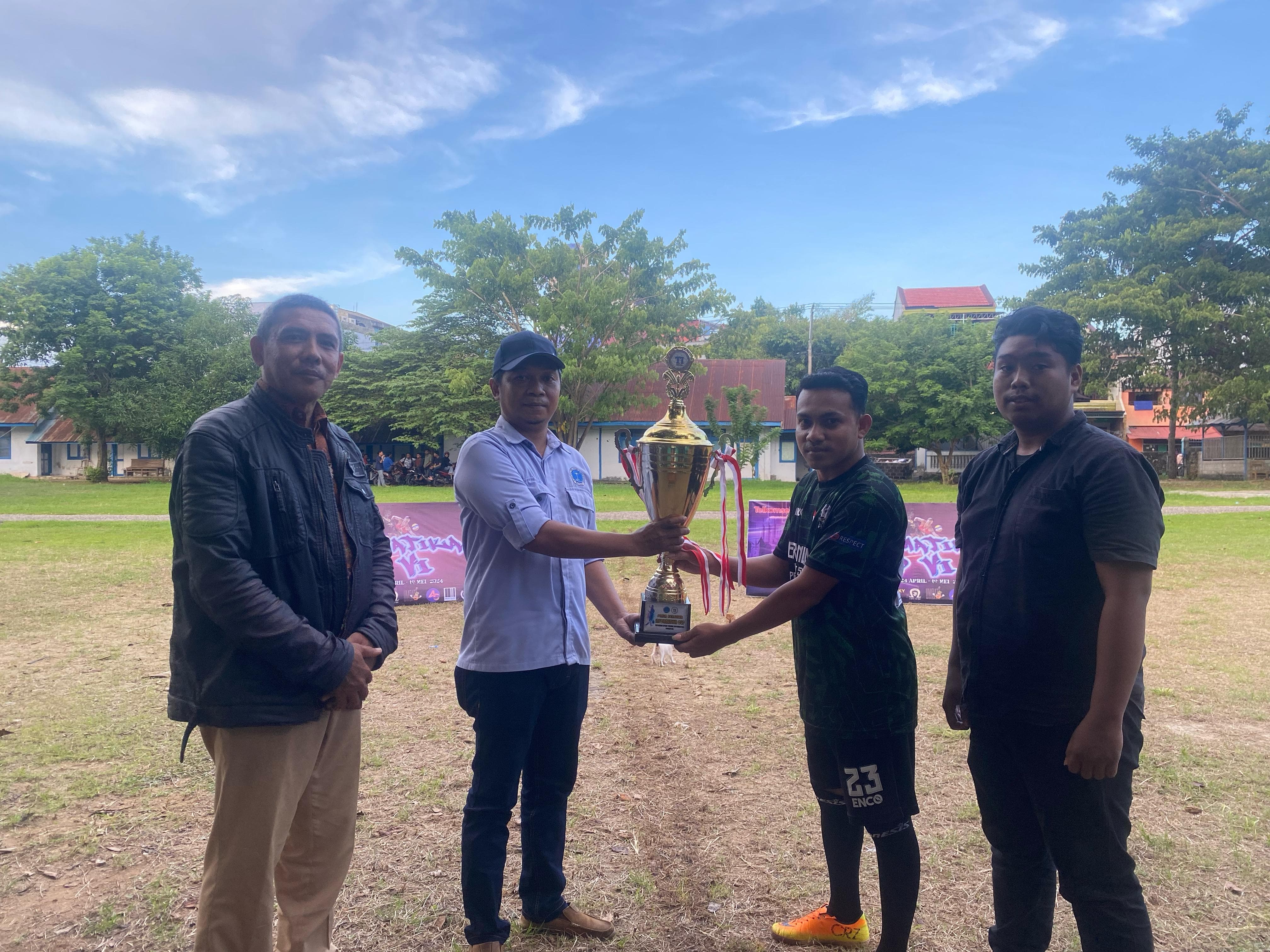 PENYERAHAN PIALA BERGILIR PADA KETUA PRODI INFORMATIKA SEKALIGUS PEMBUKAAN INFORMATIKA CUP KE VI FAKULTAS TEKNIK PRODI TEKNIK INFORMATIKA