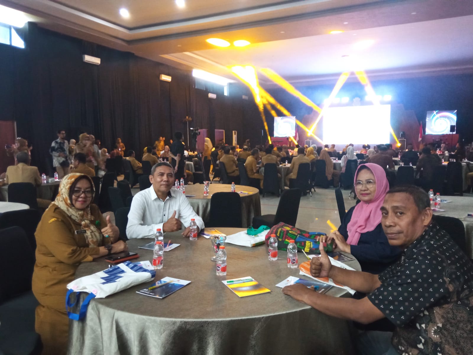 DEKAN FAKULTAS TEKNIK UNIDAYAN BAPAK HILDA SULAIMAN NUR, S.T.,M.T  MENGHADIRI LOKAKARYA NASIONAL PERINGATAN 100 TAHUN ASPAL BUTON DI AULA NIRWANA BUTON VILA KOTA BAUBAU