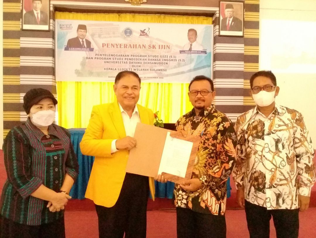 Penyerahan SK Izin Penyelenggaraan Program Studi Gizi S1 Dan Program Studi Pendidikan Bahasa Inggris S2 Unidayan oleh Kepala LLDIKTI Wilayah IX