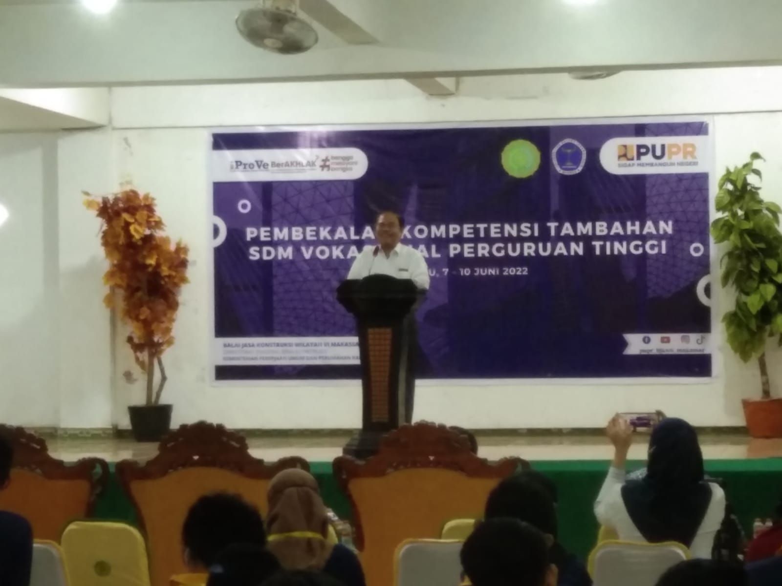 Bapak Rektor Ir. LM. Sjamsul Qamar, M.T., IPU. Menghadiri Kegiatan Pembekalan Kompetensi Tambahan SDM Vokasional Perguruan Tinggi Oleh Kementrian PUPR