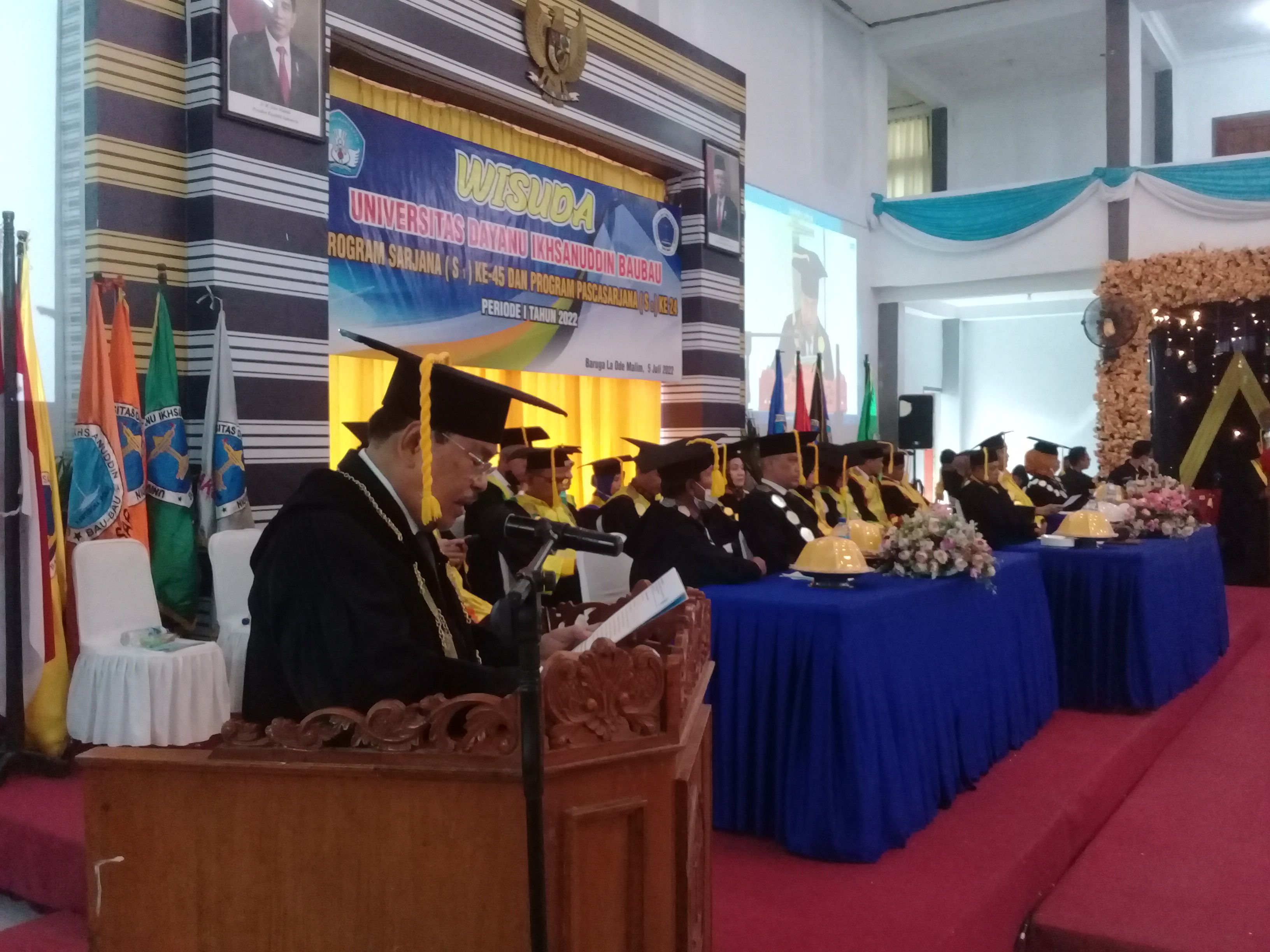 Wisuda Sarjana XLV dan Pascasarjana XXIV Periode I Tahun 2022 di Aula Baruga La Ode Malim.