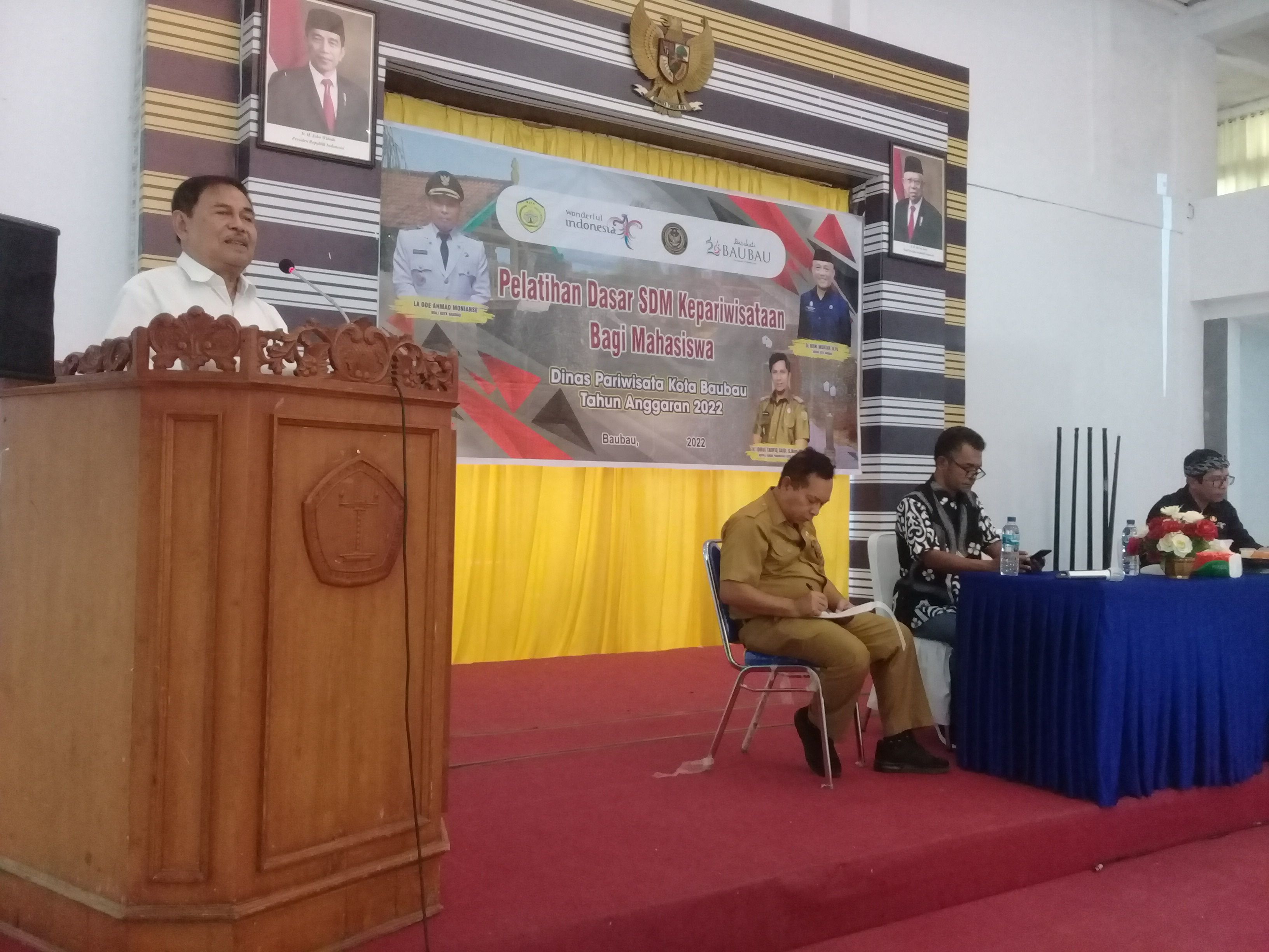 Bapak Rektor Ir. LM. Sjamsul Qamar, M.T., IPU. Memberikan Materi Dalam Pelatihan Dasar SDM Kepariwisataan Yang diadakan Oleh Dinas Pariwisata Kota Baubau