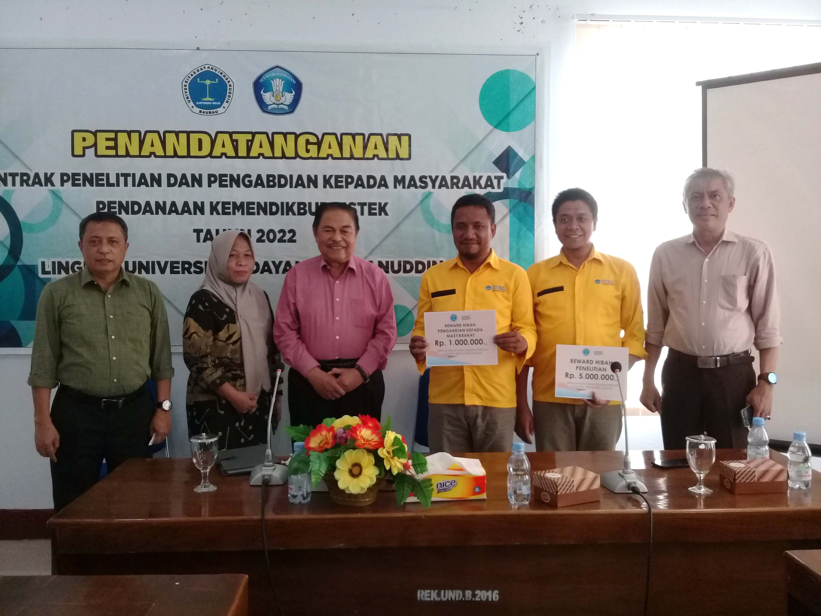 Pemberian Reward Oleh Universitas Dayanu Ikhsanuddin Kepada Para Penerima Hibah Penelitian dan Pengabdian kepada Masyarakat, Selasa 26 Juli 2022 di Aula Rektorat Unidayan.