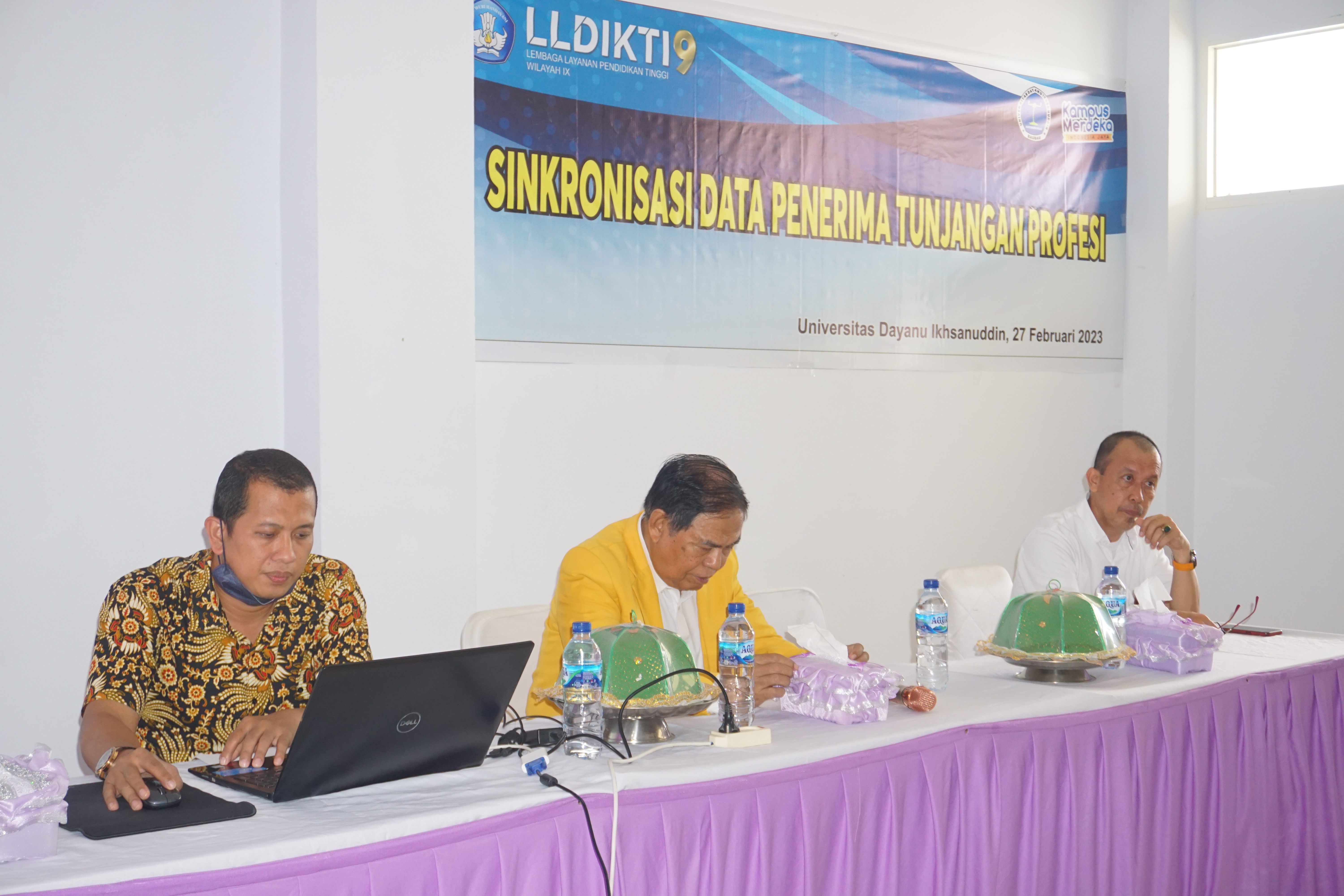 Kegiatan sosialisasi Aplikasi SERUNI, sinkronisasi data penerima tunjangan sertifikasi dosen Universitas Dayanu Ikhsanuddin dan penyerahan buku rekening