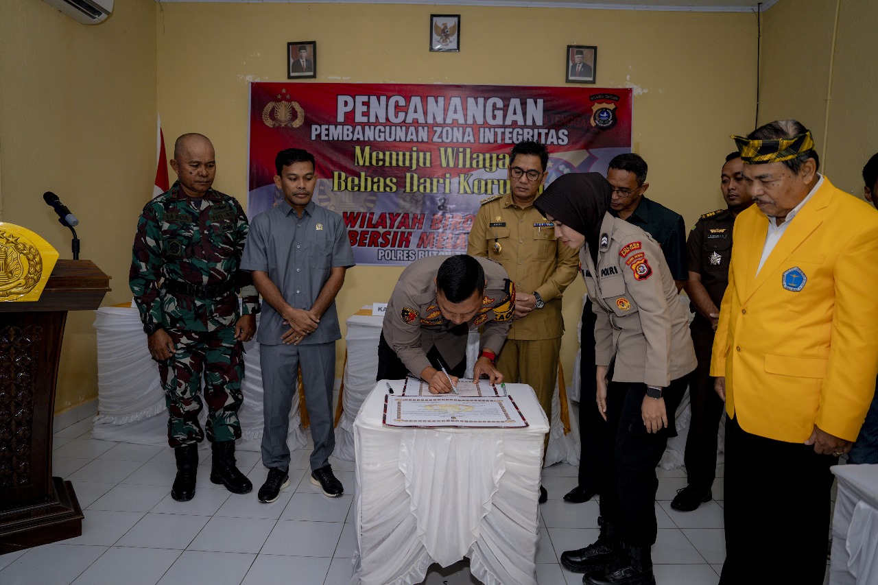Rektor Unidayan Ir. LM. Sjamsul Qamar, M.T., IPU., Menjadi Saksi Penandatanganan Piagam Zona Integritas di Polres Buton Tengah