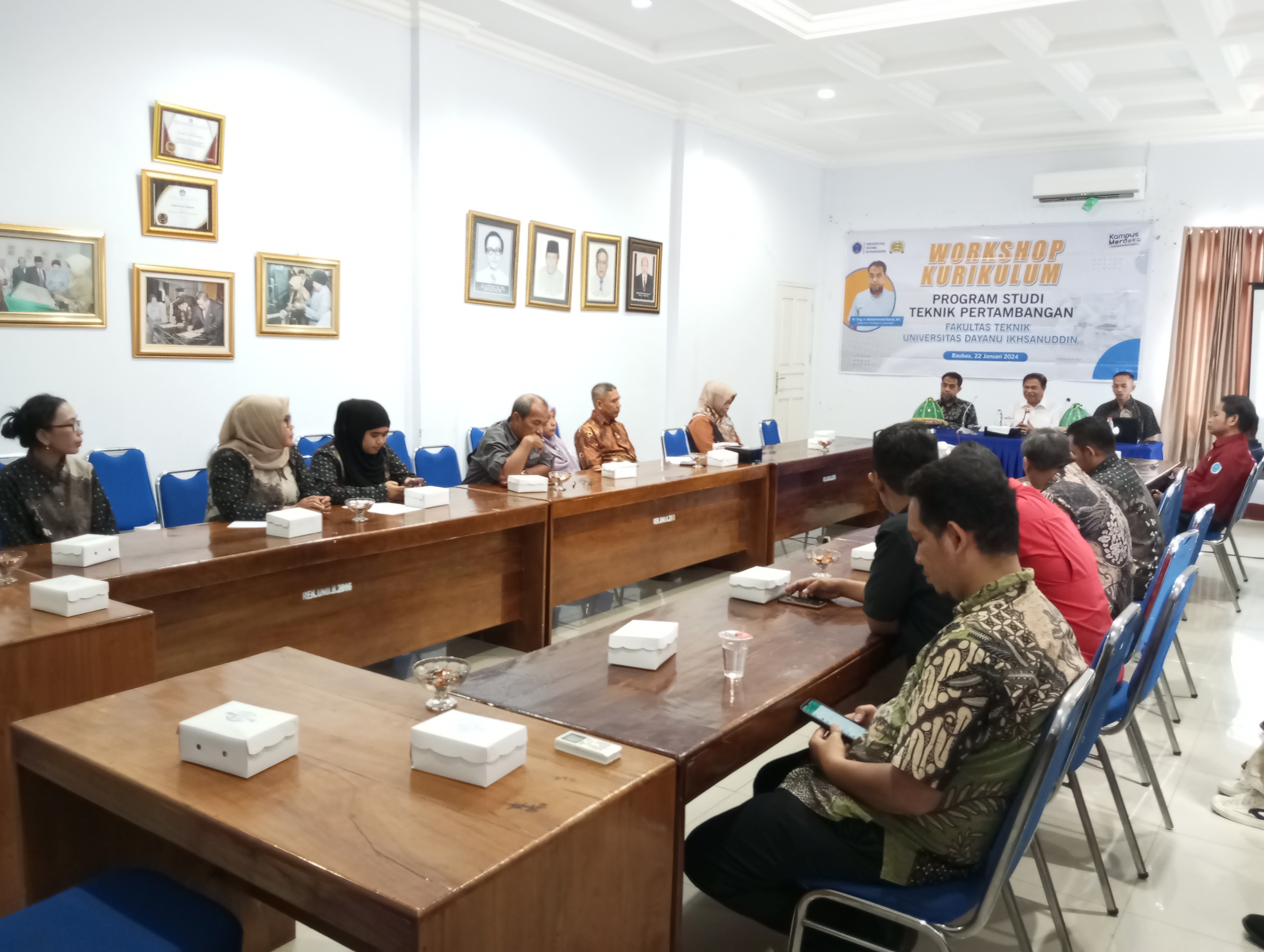 Workshop Kurikulum Program Studi Teknik Pertambangan menghadirkan Nara Sumber Dr. Eng. Ir. Muhammad Ramli, M.T. (Head of Mine Environment Laboratory, UNHAS)