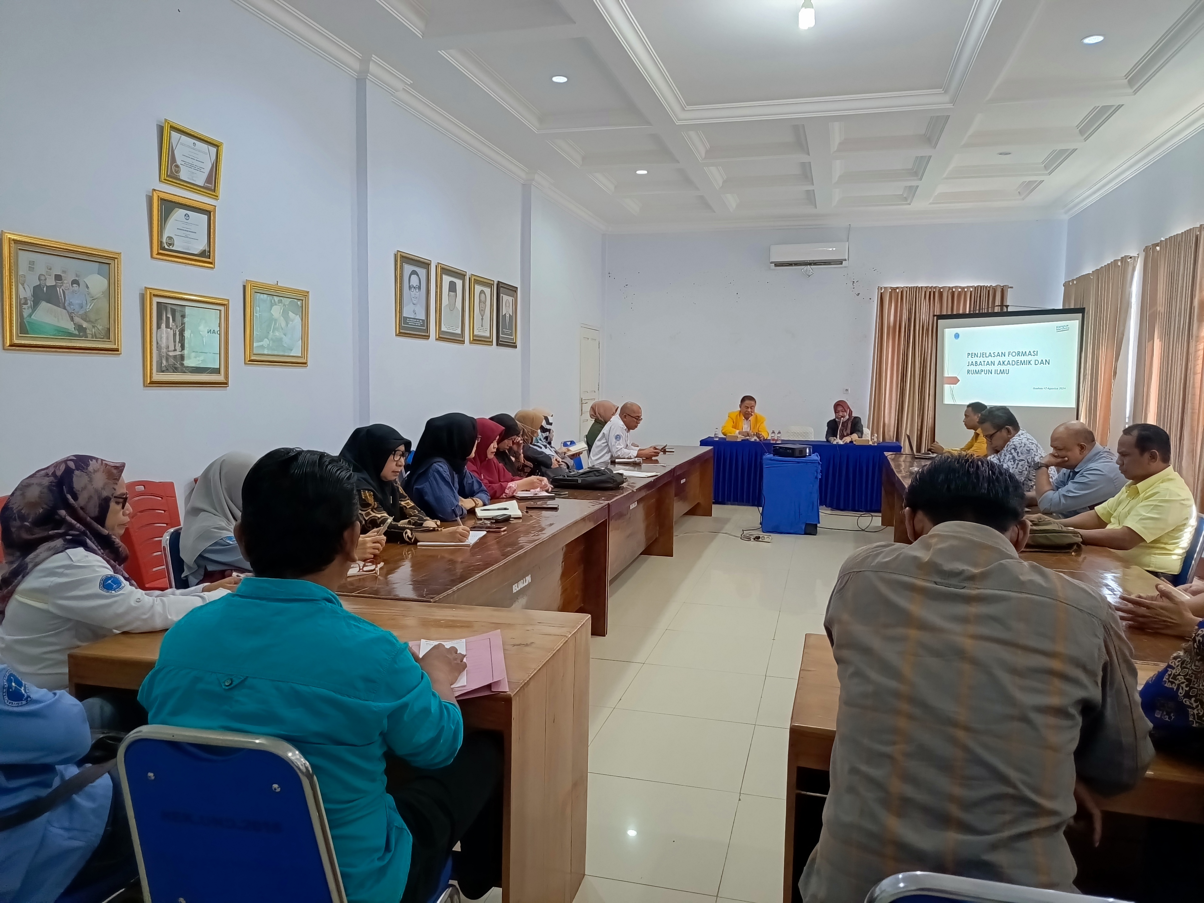 REKTOR UNIDAYAN, Ir. SJAMSUL QAMAR, M.T., IPU., MEMIMPIN RAPAT AGENDA FORMASI JABATAN AKADEMIK DOSEN.
