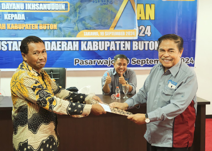 REKTOR UNIDAYAN, Ir.LM.SJAMSUL QAMAR, M.T., IPU., MENYERAHKAN 252 MAHASISWA KKN TEMATIK T.A 2024/2025 KEPADA PEMERINTAH KAB.BUTON