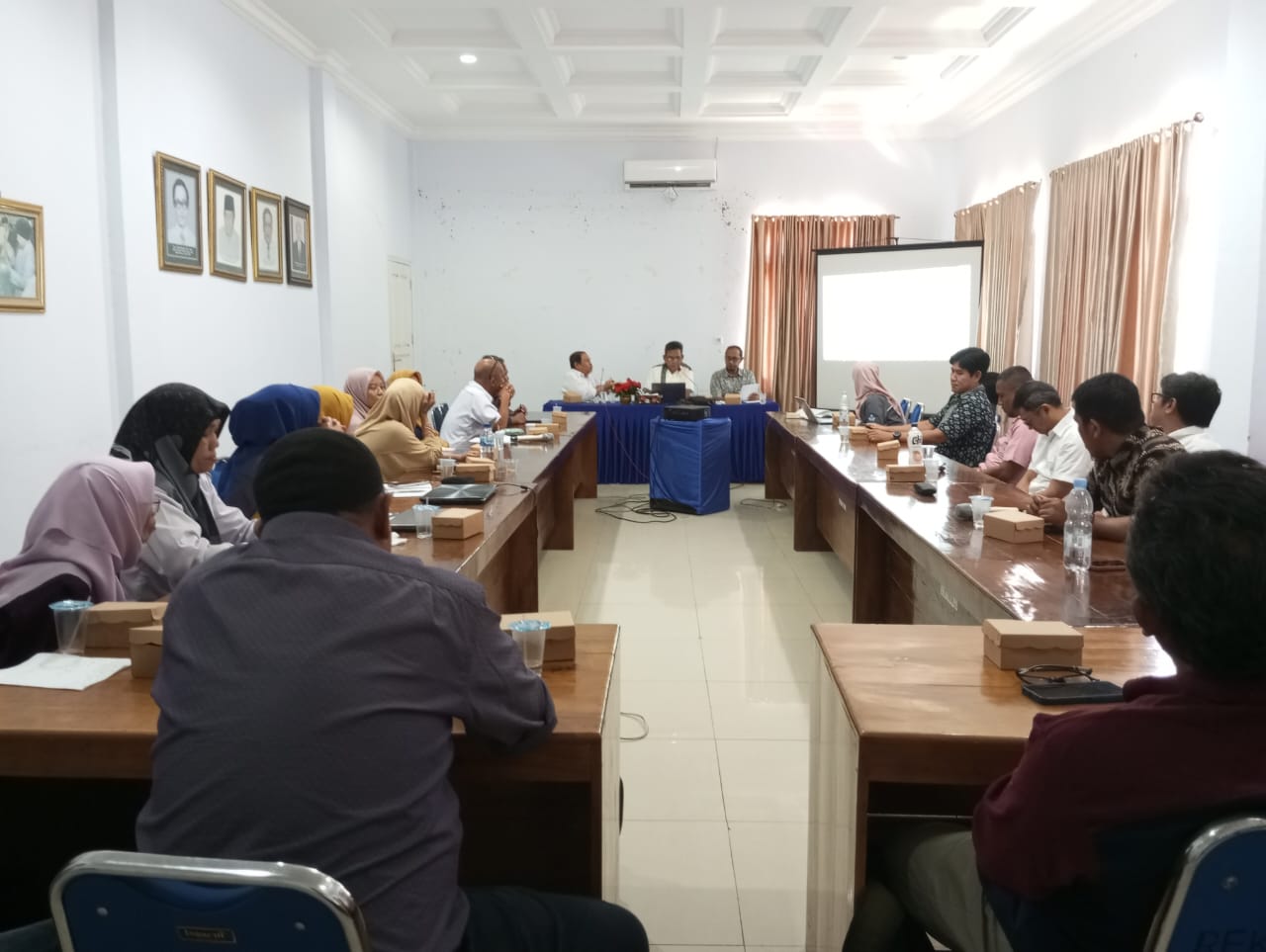RAPAT PANITIA WISUDA SARJANA DAN PASCASARJANA XXIX PERIODE II TAHUN 2024 UNIDAYAN: Koordinasi dan Persiapan Akhir