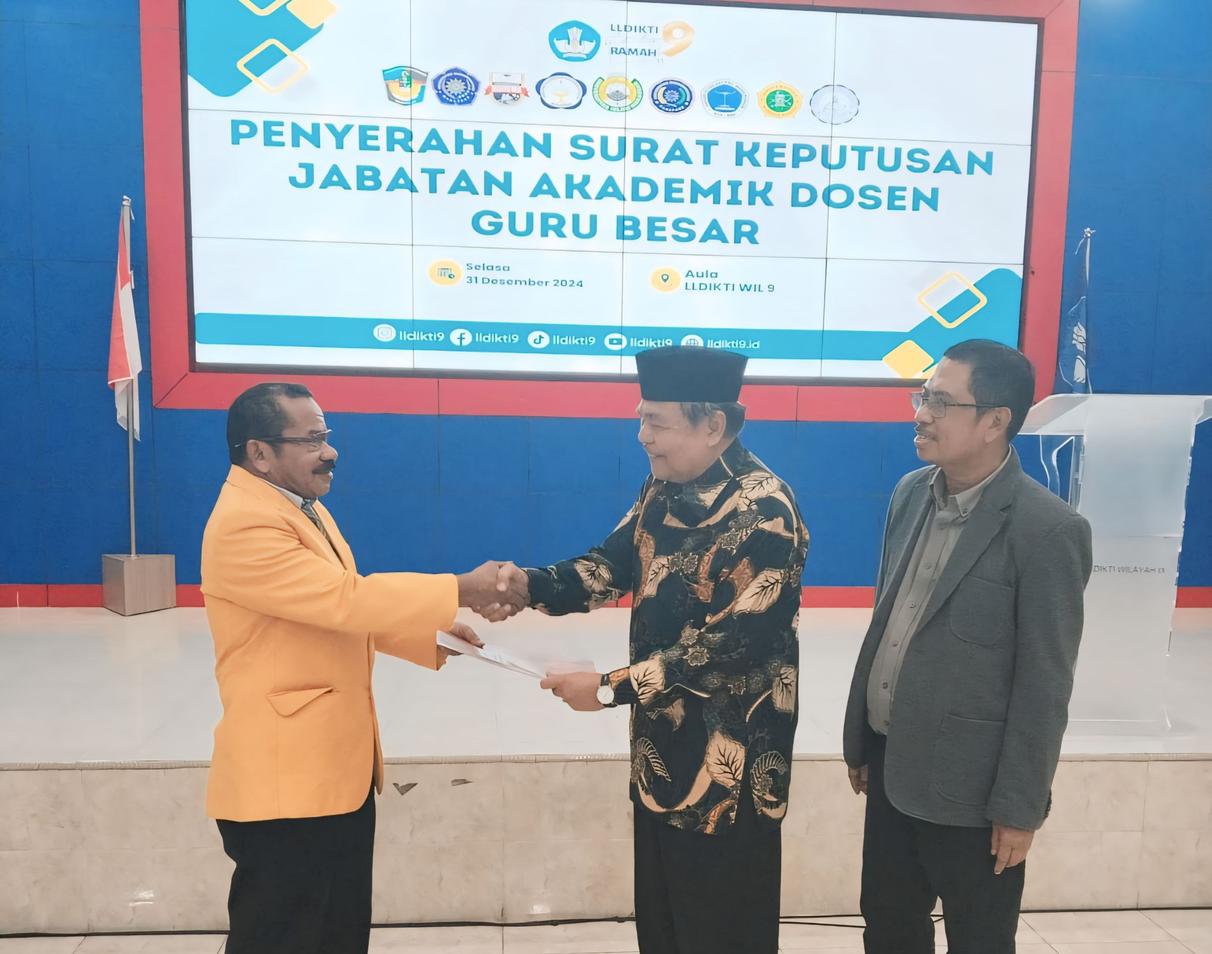 PENYERAHAN SK GURU BESAR KEPADA BAPAK Prof. Dr. LA DUNIFA, WUJUD PENGAKUAN ATAS DEDIKASI DAN KONTRIBUSI BELIAU DI DUNIA PENDIDIKAN