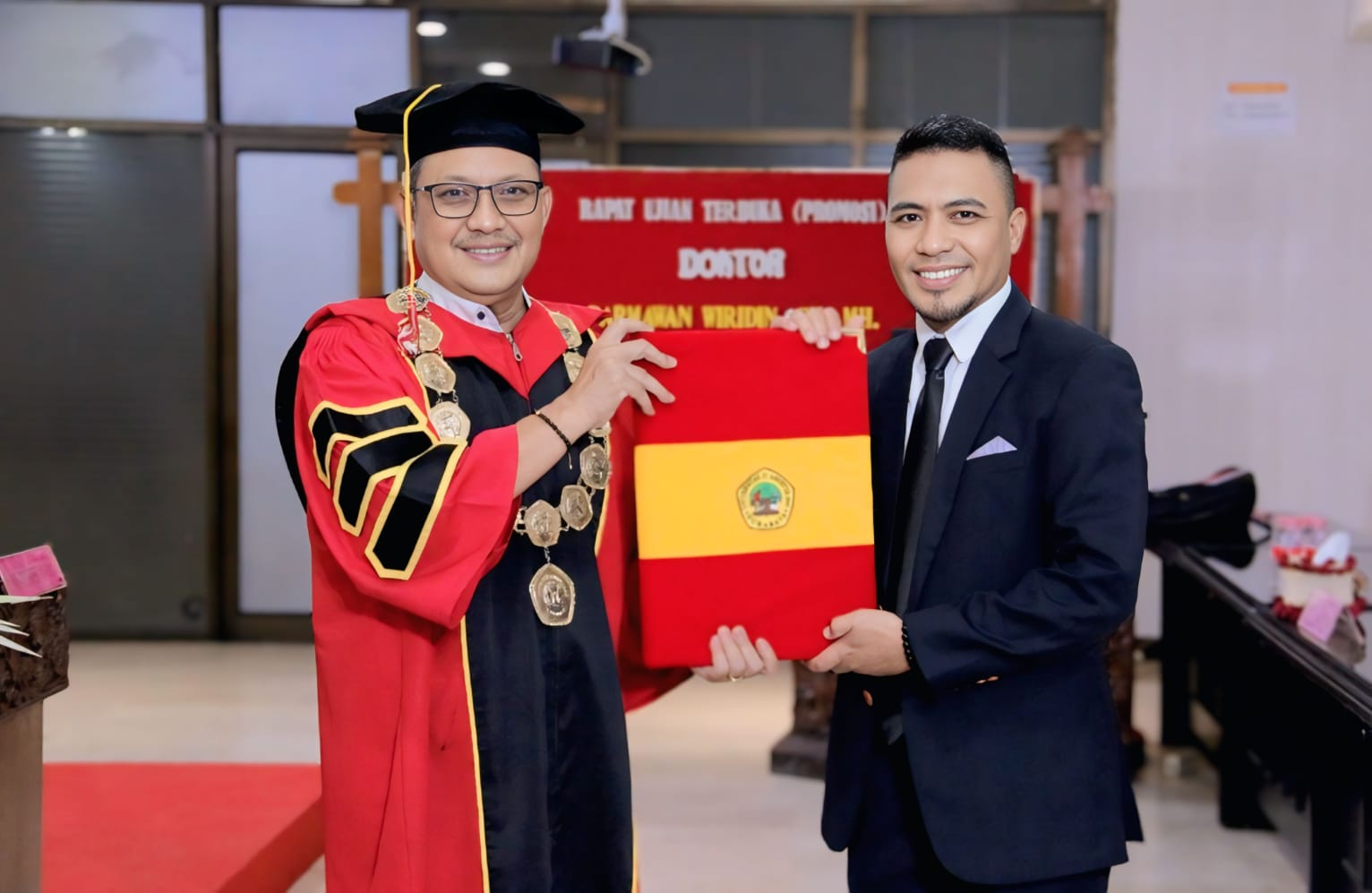 CAPAIAN AKADEMIK GEMILANG: DR. DARMAWAN WIRIDIN RAIH GELAR DOKTOR, DEDIKASI UNTUK ILMU HUKUM UNIDAYAN