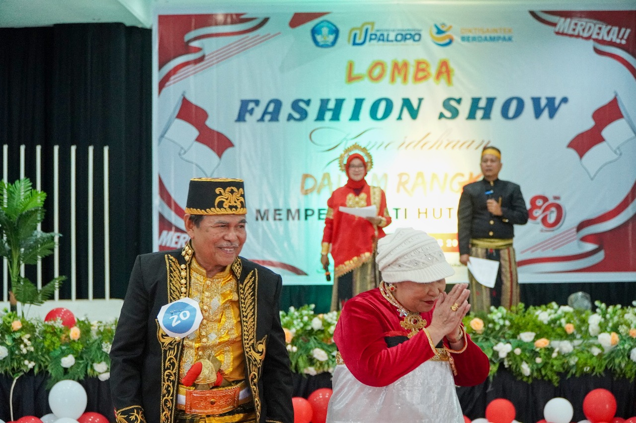 REKTOR UNIDAYAN BERSAMA IBU KETUA HARIAN YAYASAN PEMBINA UNIDAYAN MERIAHKAN FASHION SHOW HUT RI KE-80 LLDIKTI WILAYAH IX