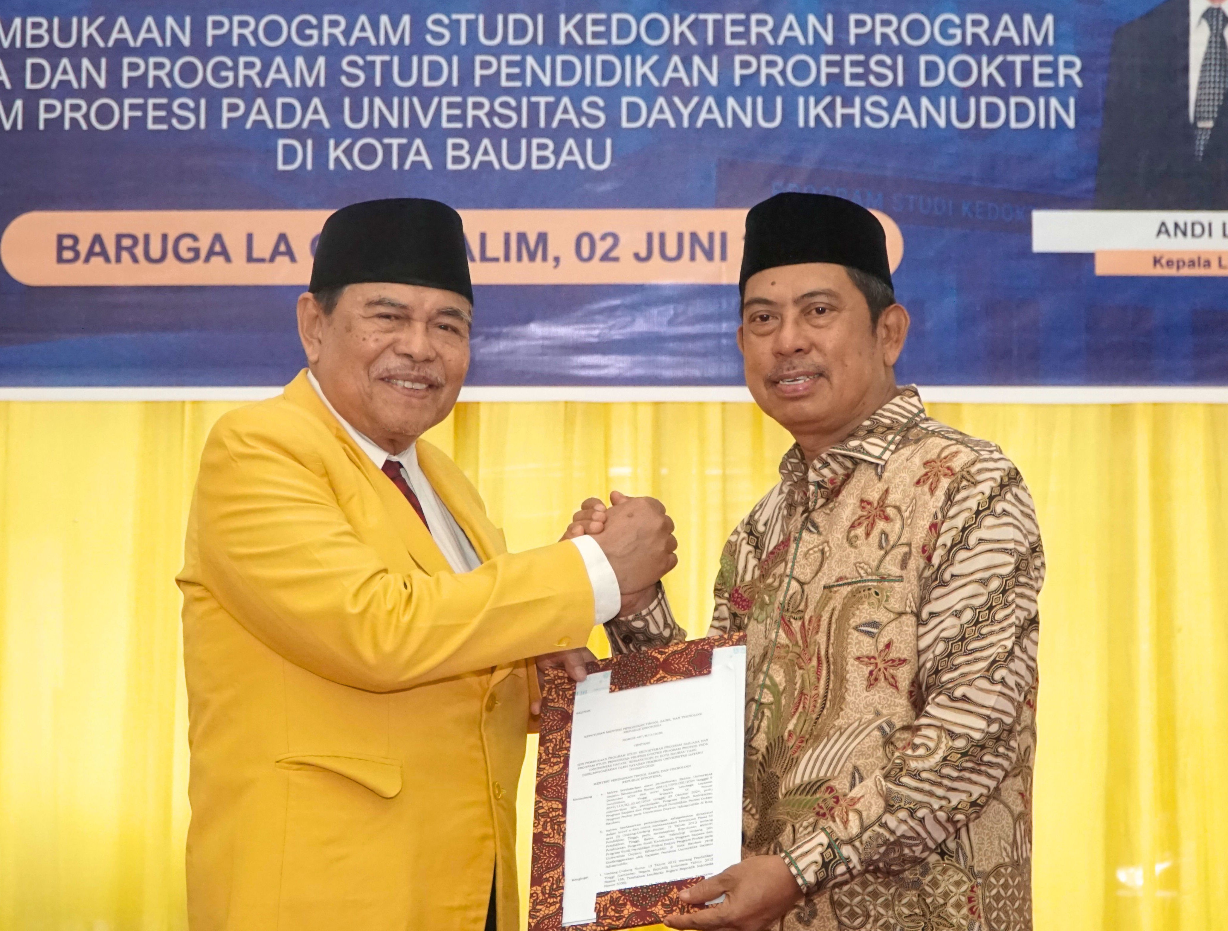 PENYERAHAN SK IZIN PEMBUKAAN PROGRAM STUDI KEDOKTERAN PROGRAM SARJANA DAN PROGRAM STUDI PENDIDIKAN PROFESI DOKTER OLEH KEMENRISTEKDIKTI